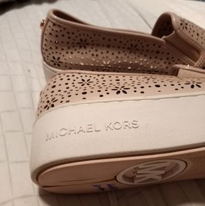 Tennis shoes cream sizes 8